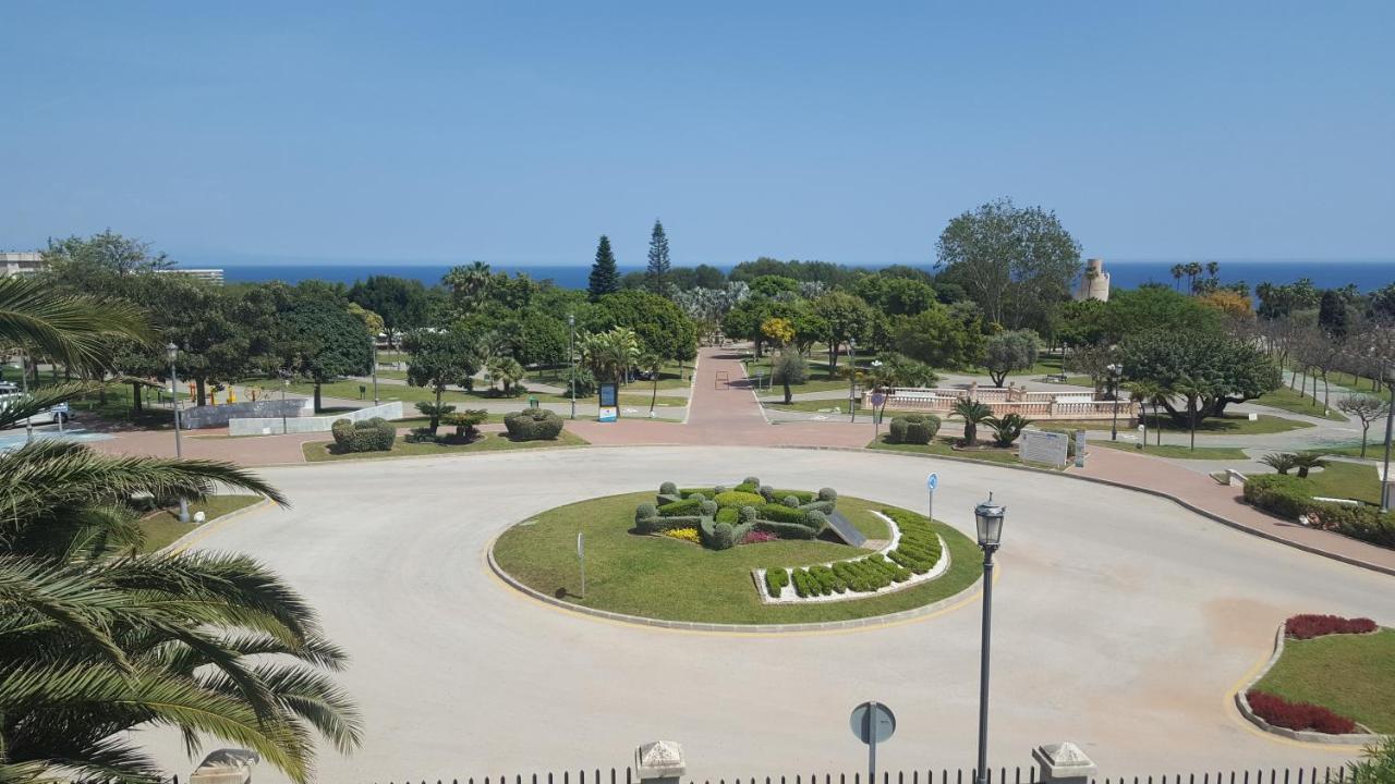 Semi-Detached Adosado Con Encanto -130 M2 - Wifi 600 Mb - Piscina Comunitaria - Patio Privado Torremolinos Luaran gambar