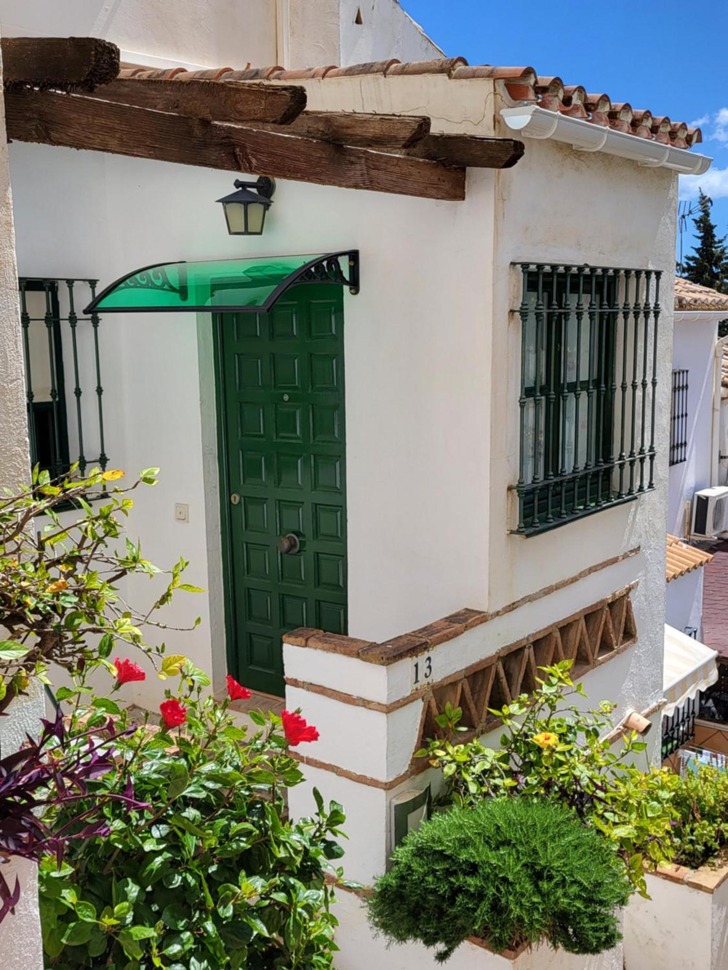 Semi-Detached Adosado Con Encanto -130 M2 - Wifi 600 Mb - Piscina Comunitaria - Patio Privado Torremolinos Luaran gambar
